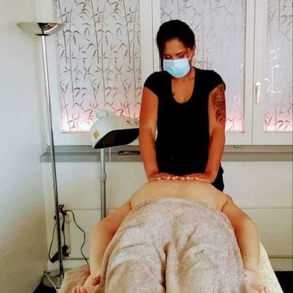 Daniela Imondi durant une séance de massage thérapeutique